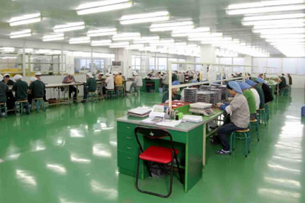 輕觸開(kāi)關(guān)包裝生產(chǎn).jpg 輕觸開(kāi)關(guān)包裝生產(chǎn).jpg